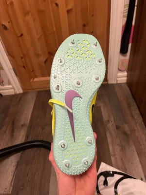 Nike höjdhopar skor - Hej! Säljer mina höjdhopps skor då dem inte används längre. Dem användes sparsamt och är i nysick samt storlek 44,5. Väska tejp och nyckel ingår