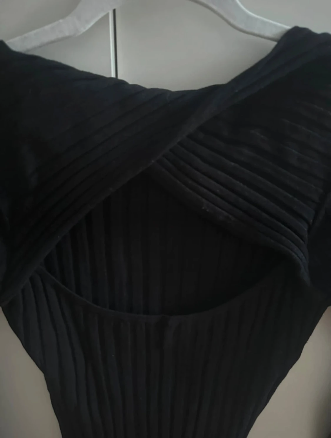 Svart ribbad tröja med öppen rygg - 1