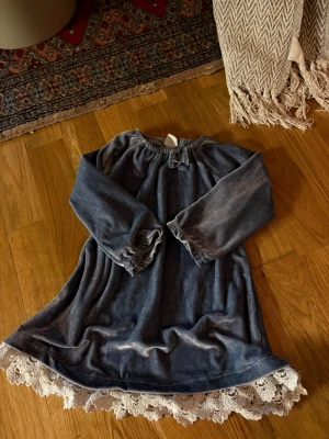 Barn klänning i sammet  - Som ny 