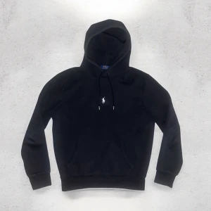 RALPH LAUREN HOODIE - Skick: 8.5/10, inga defekter och ingen riktig fin | Storlek Snoch modellen är 173 | Pris kan diskuteras!