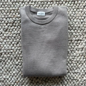 John Henric Merino ull tröja - Säljer nu min Merino ull tröja från John Henric i storlek S. Tröjan är i bra skick inga hål och iprincip inga nopprar alls. Vid frågor är det bara att höra av sig! 📩