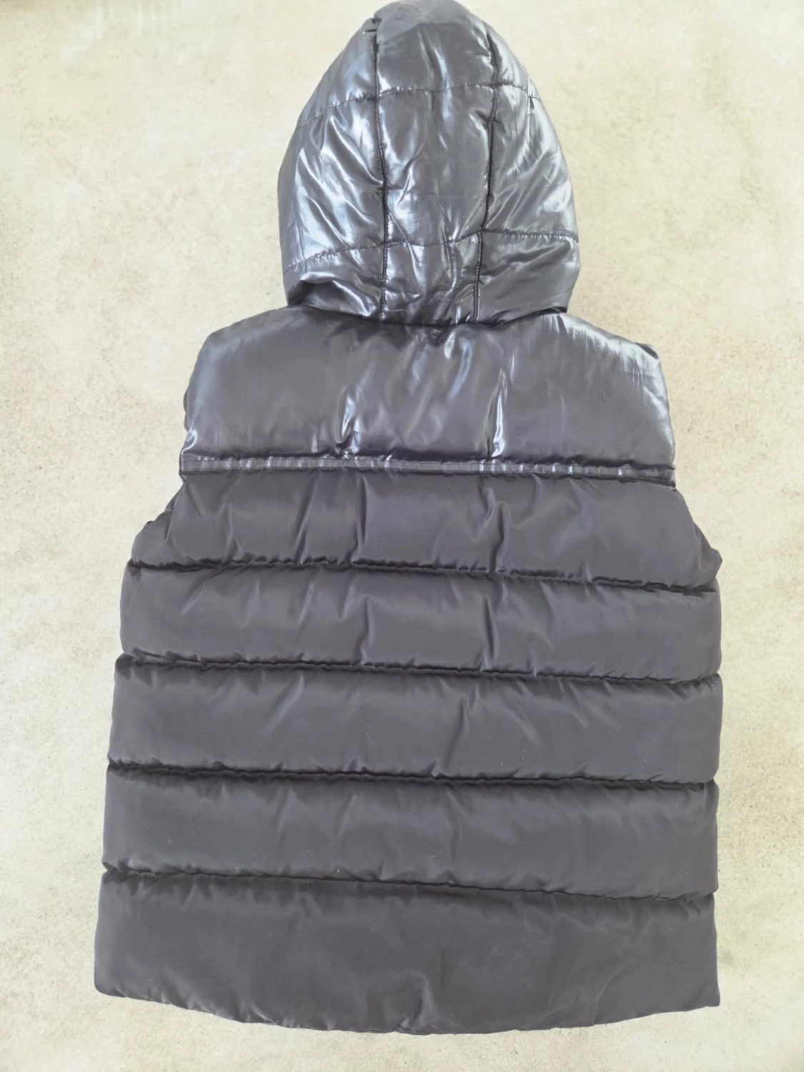 Svart dunväst med huva från SRK - 1