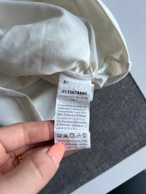 Vit croppad topp - Säljer en vit croppad topp med fyrkantig ringning och korta ärmar. Toppen har  rouched detaljer i sidorna som accentuerar midjan snyggt 🤍 Knappt använd, bra kvalitet