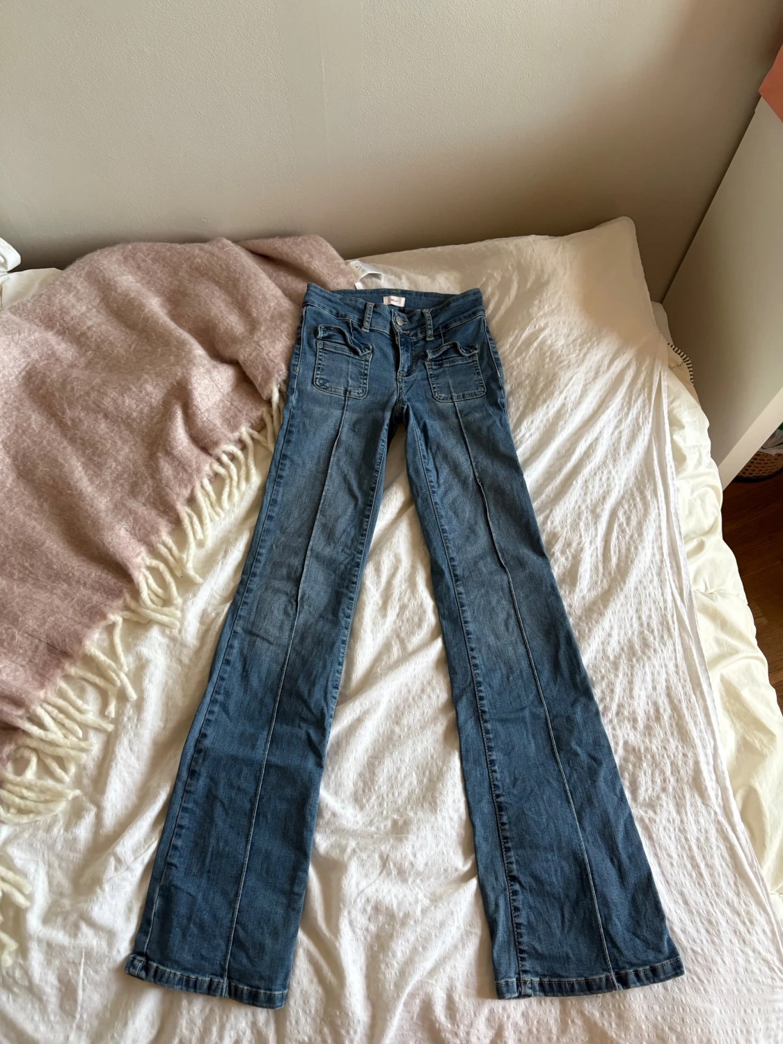 Blå bootcut jeans från Nelly