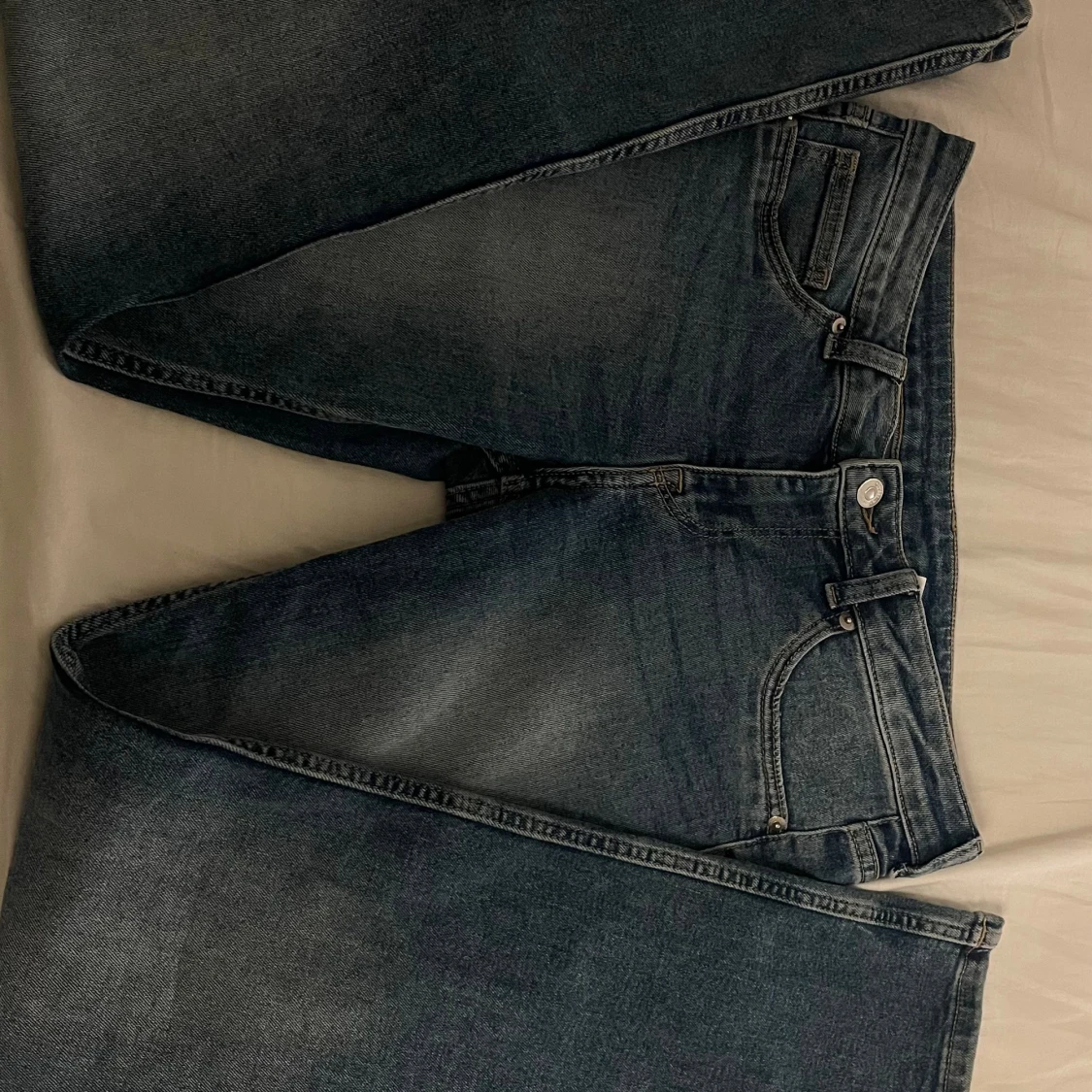 Blå lågmidjade bootcut jeans