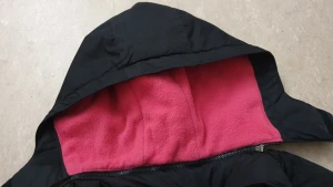 Vinterjacka - Snygg vinterjacka från George i svart, rosa och vitt med huva och dragkedja. Jackan har ett mjukt rosa fleecefoder i huvan och coola färgblock längs sidorna. Perfekt för kalla dagar när du vill hålla stilen och värmen. Har fläckar.