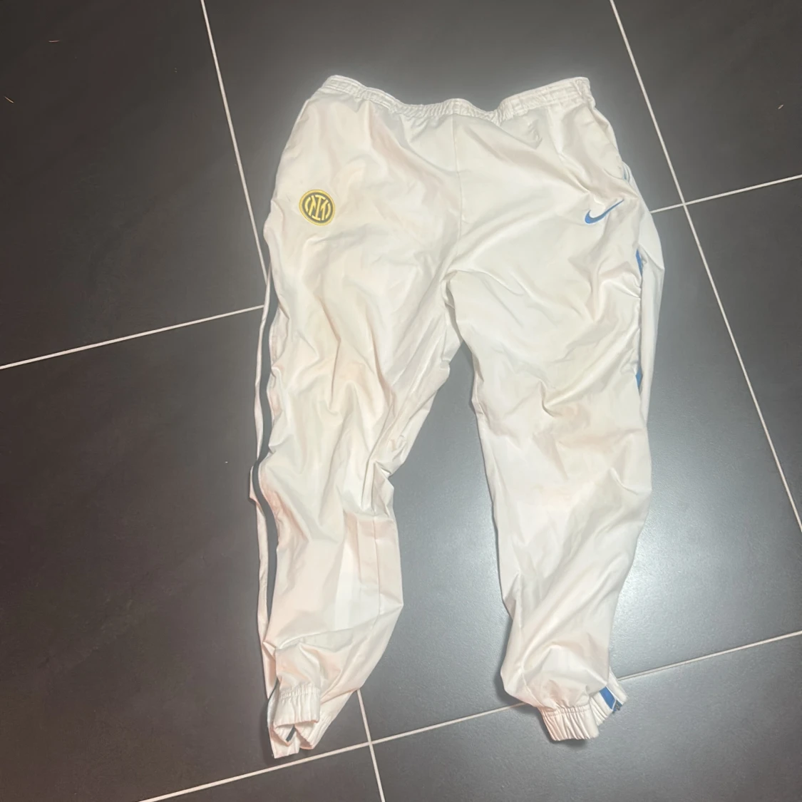 Vita Inter Nike täckbyxor med blå detaljer