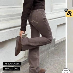 Bruna bootcut jeans från Replay - Snygga bruna jeans från Nelly med bootcut passform. Jeansen är lowwaist  och är tillverkade i mjukt bomullsmaterial med stretch för extra komfort.  Har anvönds 2 gånger. 