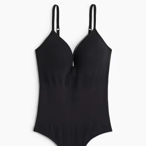 Svart body hm - Super snygg body från hm, väldigt eftertraktad❤️‍🔥❤️‍🔥