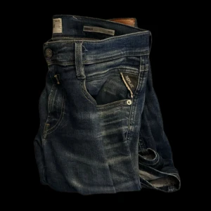 Replay Anbass  - Hallojj säljer nu mina Replay Anbass då jag inte använder dom längre skulle säga att dom sitter perfekt på en inte för tajta och inte för stora heller. Har kvitto till dom om ni skulle vilja se det, priset är inte fast så det går att förhandla så tvecka inte om ni har någon fundering och jag tar emot byten. Mvh elwin 