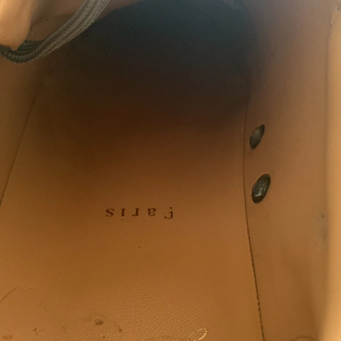 Gråa skor med röd sula - 2