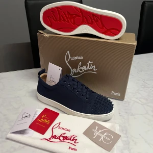Christian louboutin skor - Säljer dessa feta skor som har använts 5-8 gånger. ”fråga om bild” ifall du vill det. har hållt de i perfekt skick men tvättar såklart vid köp🤩skolådan är lite trasig. storlek 40 som man ser på sista bilden🙌🏻 ifall ni undrar över något så svarar jag gärna🤗