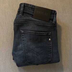 Replay Grover jeans  - Replay Grover jeans  Mycket bra skick Storlek 30/32 Midja: 39cm, Byxlängd: 102cm Pris kan diskuteras 💰  Ställ gärna frågor
