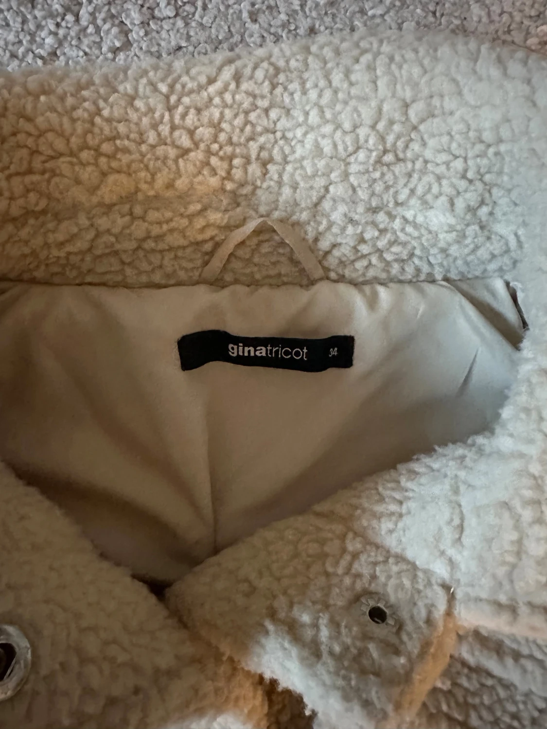 Beige teddyjacka från Gina Tricot, 34 - 2