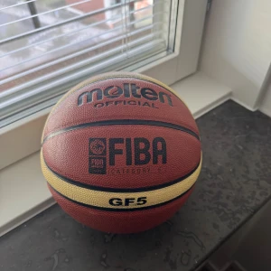 Molten GF5 FIBA Category 5 Basketboll - Molten GF5 basketboll, officiell FIBA Category 5. Bollen är i mycket gott skick med tydliga tryck och inga synliga skador eller slitage. Perfekt för både träning och matchspel, ger bra grepp och kontroll. Köpt för 1499 kr
