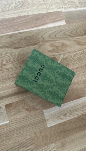 Gucci Dionysus axelväska med kedja - Snygg Gucci Dionysus axelväska med klassiskt GG-mönster i beige och brunt. Väskan har en silverfärgad kedja. 