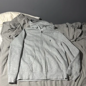 Grå hoodie från Polo Ralph Lauren XL - Snygg grå hoodie från Polo Ralph Lauren i storlek M. Själv klart äkta 