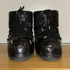 Svarta glittriga Moon Boots - Säljer ett par helt nya Moon Boots som aldrig används, pågrund av att dem är för stora för mig. Storlek 39-41. OBS. Priset kan diskuteras!