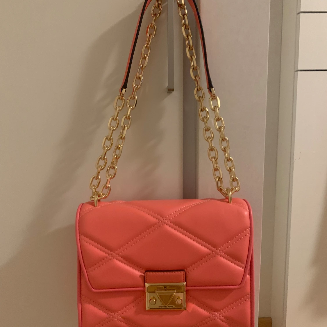 Michael Kors väska ”Serena” i Grapefruit