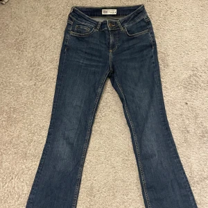 Bootcut jeans - Säljer dessa jättefina bootcut jeans för att de är för små. Har sprättat upp de längst ner. Strl 34. Innerbenslängden: ca 78 cm. Midja: ca 37
