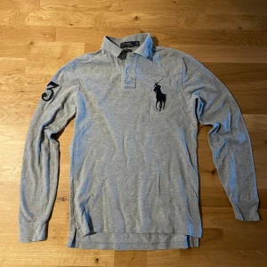 Ralph Lauren  - Tja! Jag säljer en fet tröja från Ralph Lauren! Perfekt passform och skicket är superbra. Priset är inte hugget i sten 