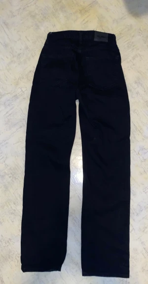 Svarta Weekday Voyage jeans 23/30 - Svarta jeans från Weekday, modell Voyage. Klassisk femficksdesign med raka ben och normal passform. Enkla svarta jeans knappt använda då de är för små 