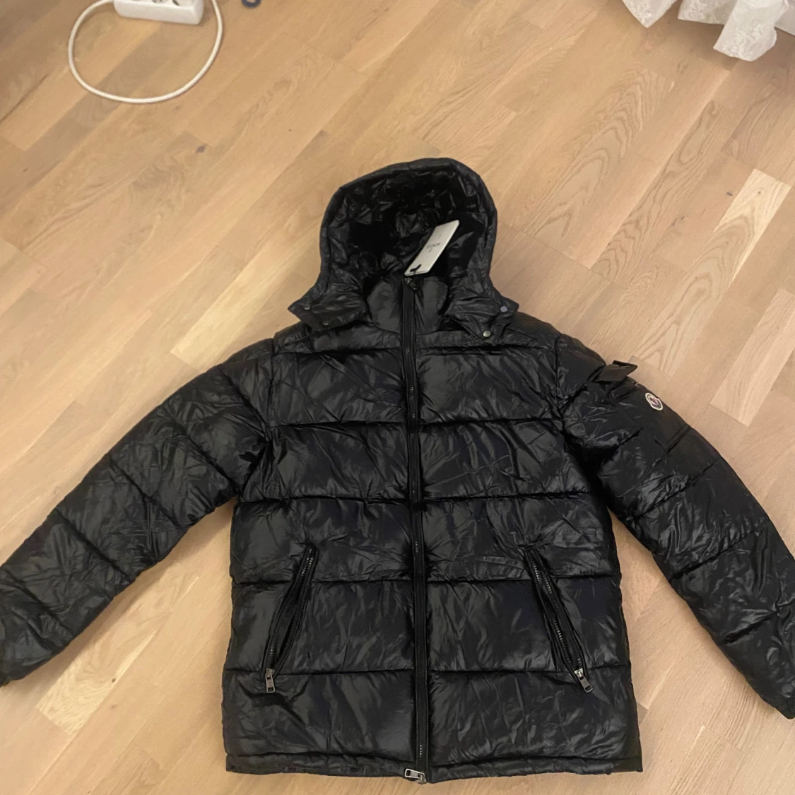 Svart Moncler dunjacka med huva L