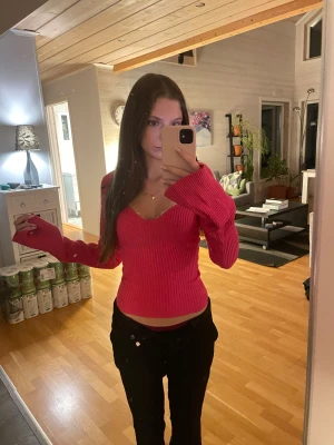 Ribbad rosa långärmad topp från H&M - Säljer en snygg ribbad topp från H&M.