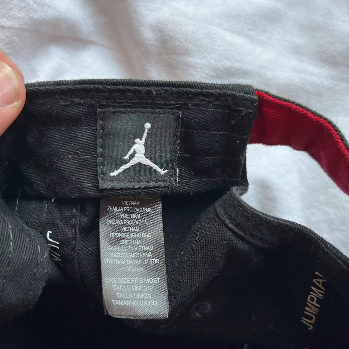 Svart Jordan keps med röd logga - 2