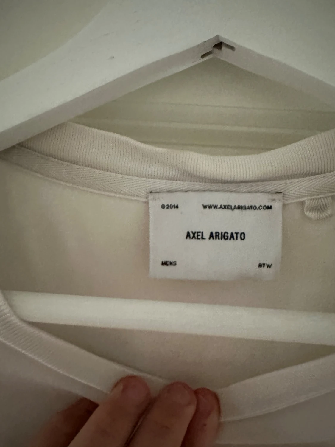 Vit t-shirt från Axel Arigato - 1
