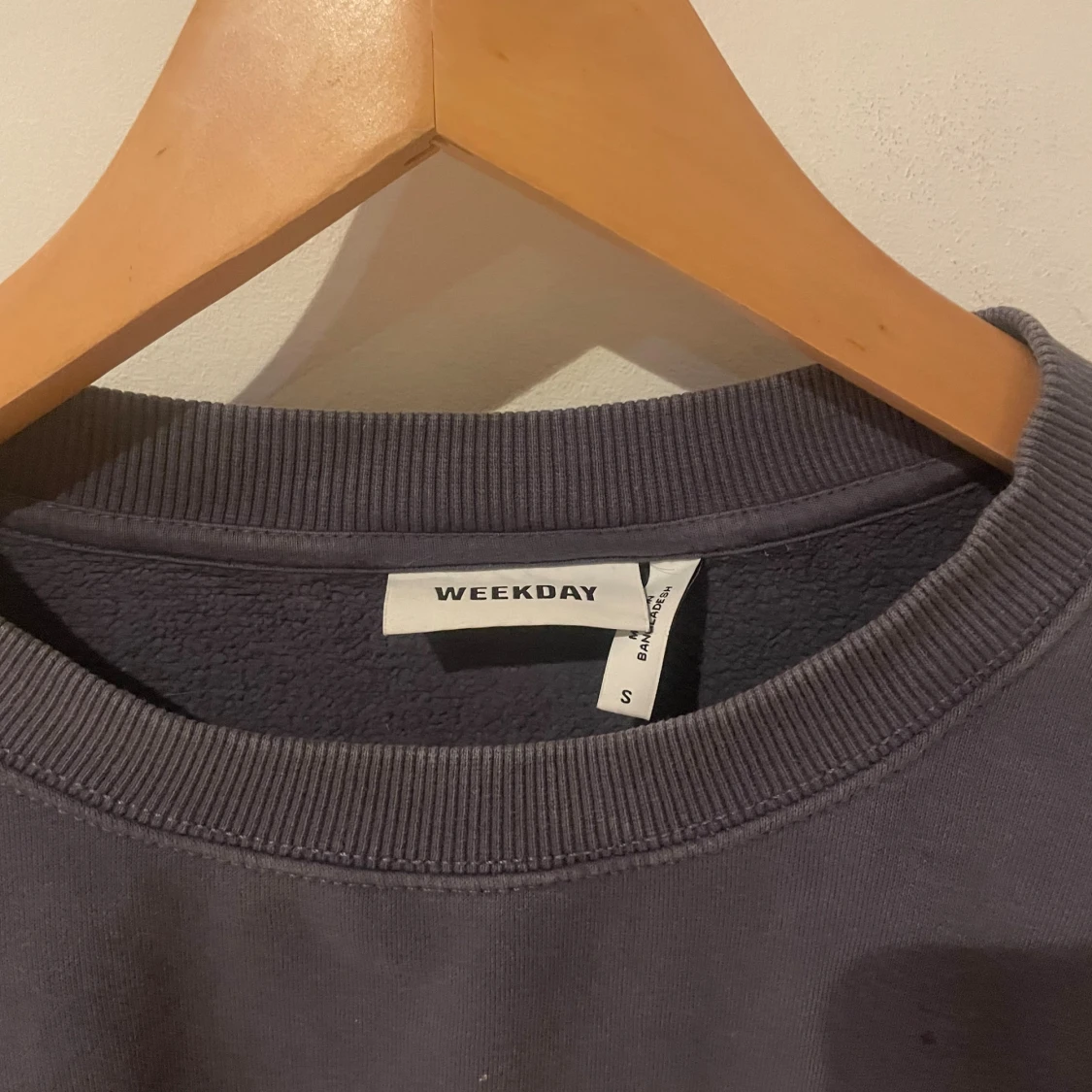 Mörkgrå sweatshirt från Weekday - 1