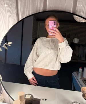 Vit croppad blus med broderat mönster - Säljer en vit croppad blus med långärmade puffärmar och ett väldigt fint broderat mönster. Köpte förra sommaren! Den är använd men i fint skick!🩷