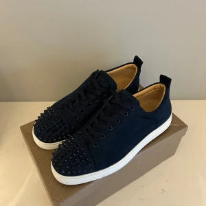 Christian Louboutin skor - Loubs i storlek 44, mycket fint skick, allt og medföljer, priset kan diskuteras vid snabb affär så kom gärna med bud!