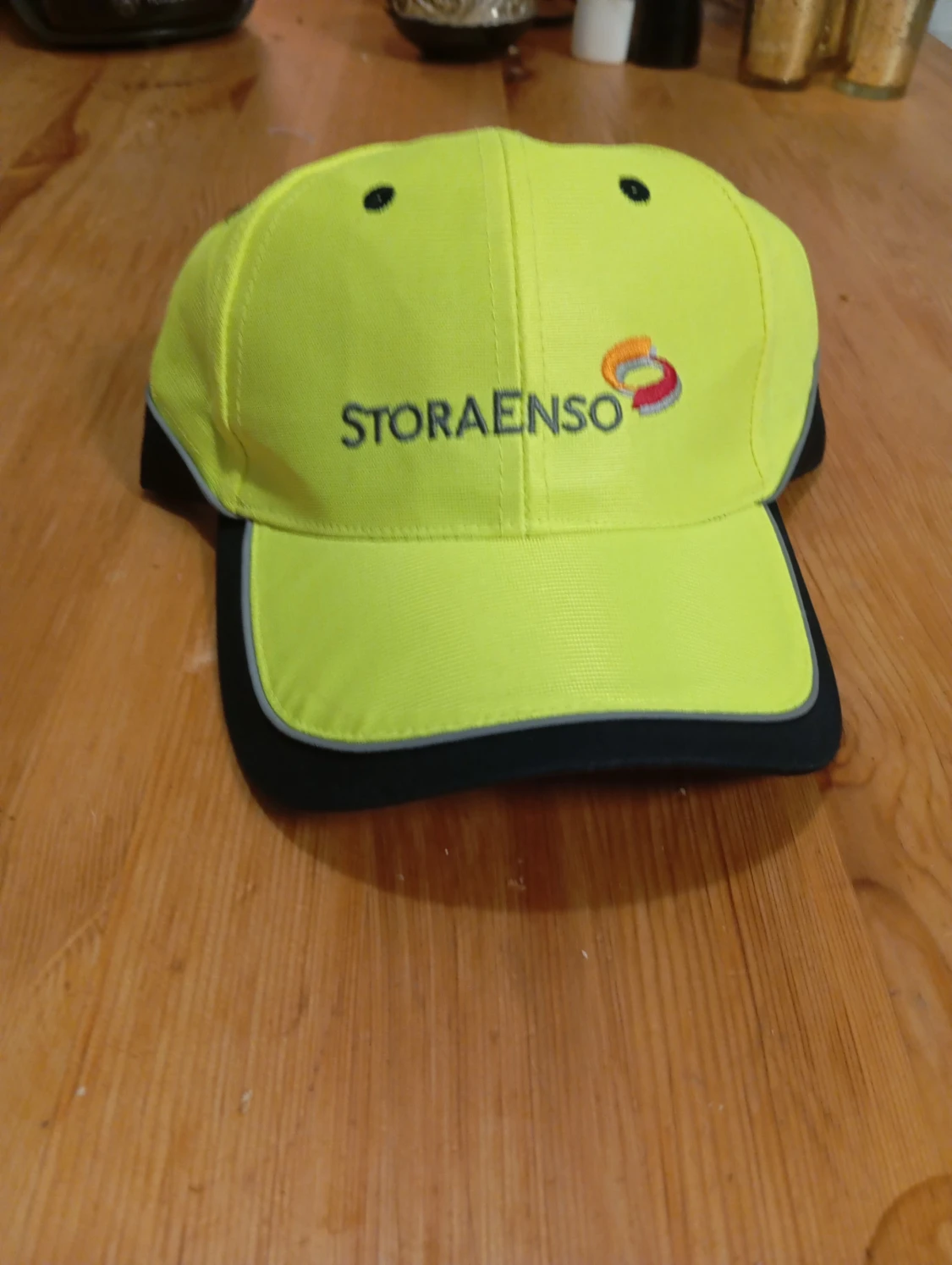 Gul keps från Stora Enso