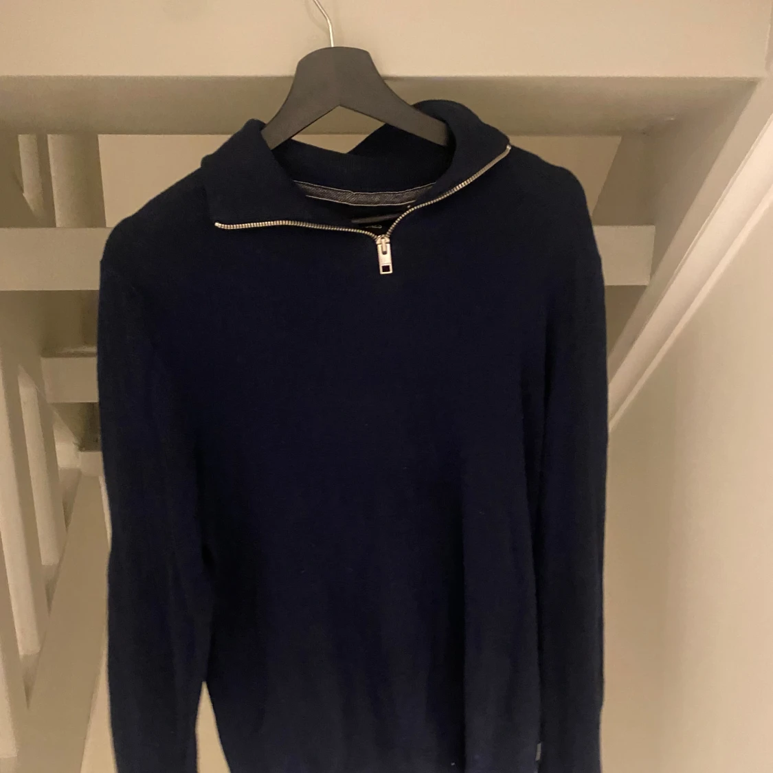 Marinblå stickad tröja med half zip