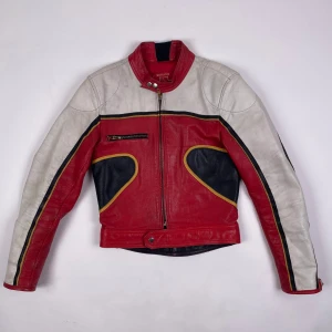 Vintage Motorcykel Jacka i genuin koläder - Motorcykel jacka i tjockt koläder, smått fläckiga armar, inga fel på insidan.