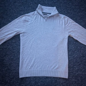 Beige half zip jack and jones - Stilig beige half zip tröja som är lätt att matcha! Ganska tunn vilket gör att den är rätt luftig vilket är en smaksak om man gillar elr ogillar🤔