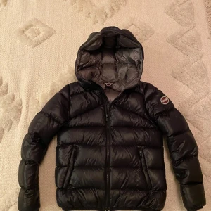 Colmar jacka dam - Säljer nu denna jätte snygga colmar jackan ja tidigare köpte på plick,(förra ägarens bilder) jag är 160 och skulle säga den passar xxs-s beror på hur man vill den ska sitta!💕 skriv privat för bilder eller frågor, ❗️pris kan diskuteras❗️