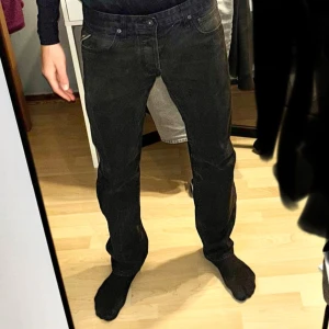 Replay Lenrick svarta jeans, stl 31 - Svarta jeans från Replay, modell Lenrick. Klassisk femficksdesign med Replay-logga på myntfickan och snygga detaljer vid midjan. Jeansen har rak passform och är tillverkade i mjukt bomullsmaterial med lite stretch för extra komfort.