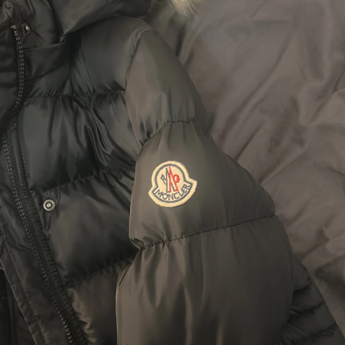 Svart Moncler pufferjacka med päls - 2