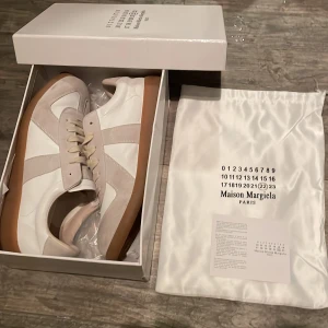Maison Margiela GAT skor - Säljer dessa jätte snygga Maison Margiela GAT’s då dom är för små. Har använts kanske 10 gånger och är i skick 7,5/10 lite smutsiga men jättelätt att tvätta bort. Storlek 43, perfekta nu till vintern ❄️👀🔥