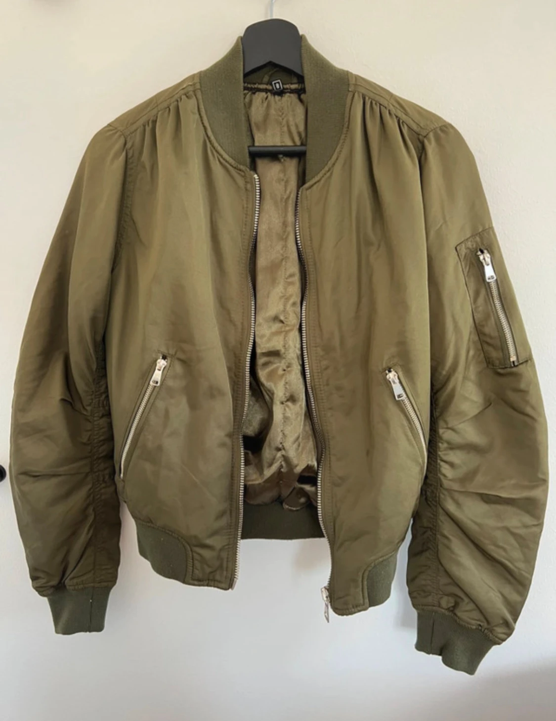 Olivgrön bomberjacka - 1