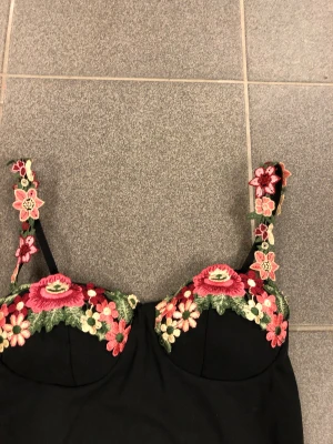 Klänning    - Jätte fin söt klänning med fina speciella blommiga detaljer, kommer inte ihåg vart jag köpte den , helt ny utan pris lapp 