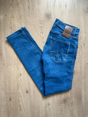 Replay anbass jeans - Toppen skick W29 L32 Slimfit, skönt flex material Finns fler liknande designer i min profil Fråga om ni tänker på något så svarar jag så fort jag kan 🙌