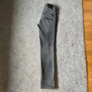 Nudie Grim Tim - Nudie Grim Tim jeans | Skick: 7/10 | Nypris: ca 1500kr men mitt pris= 499kr | Storlek 28/32 | Skriv vid intresse🤝