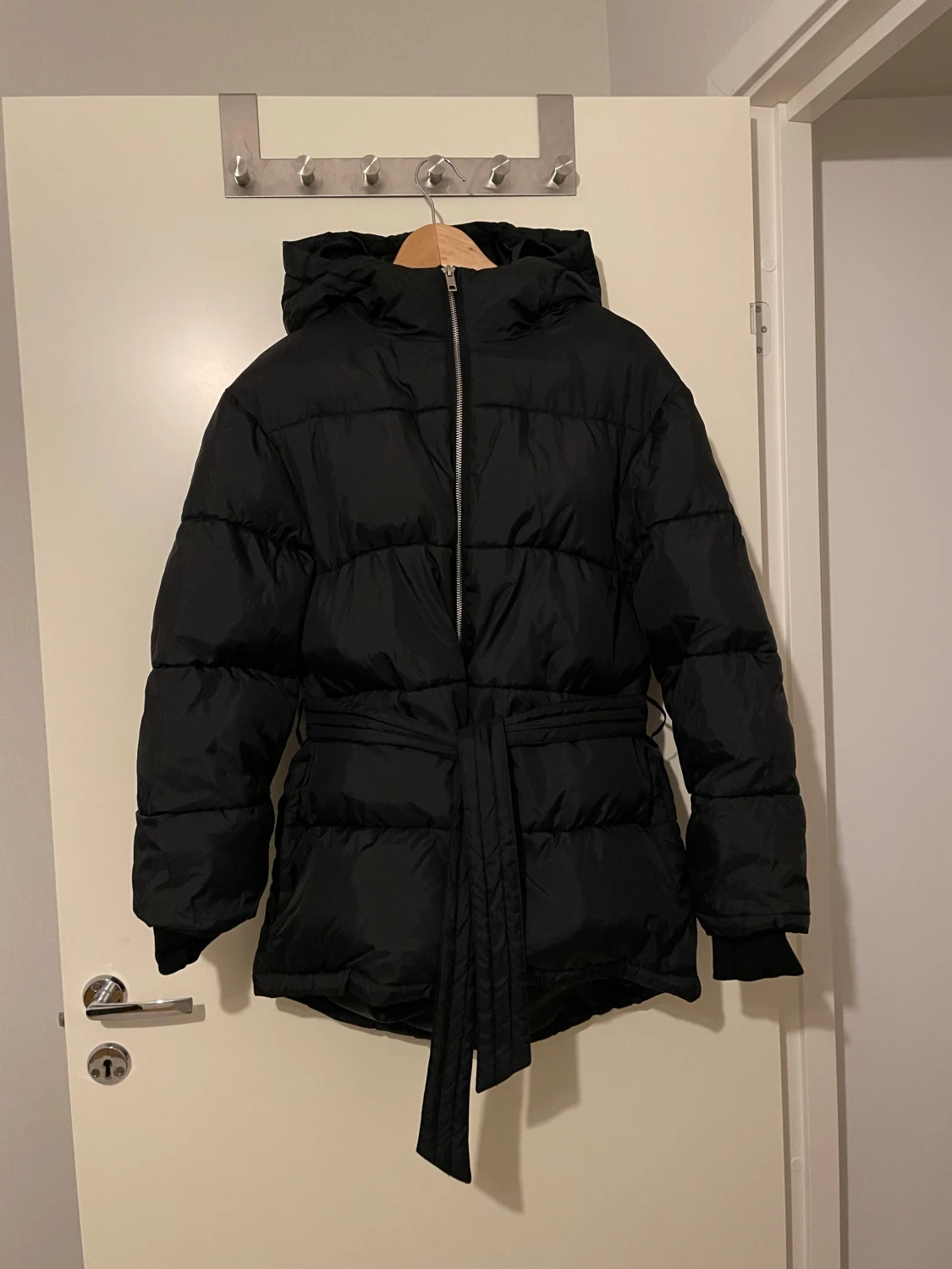 Svart pufferjacka från NLY Trend - 1