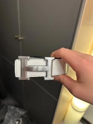 H bälte vitt  - 110 cm 