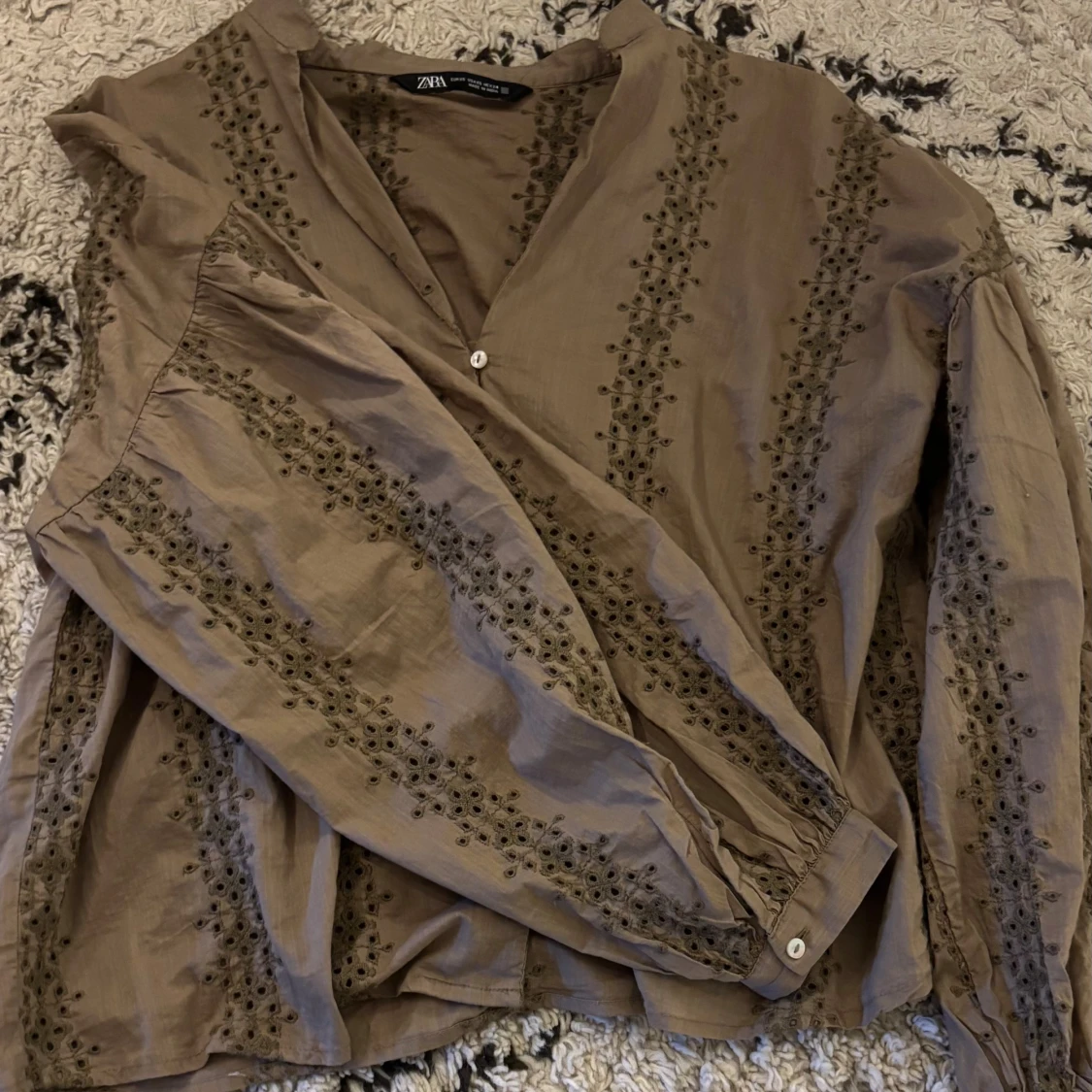 Beige broderad skjorta från Zara - 1