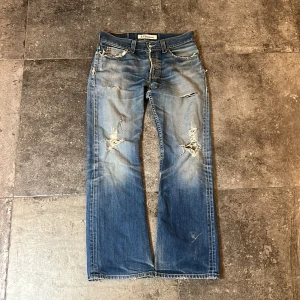Vintage Flared Levi’s Jeans - Tja säljer mina sjukt feta levis från tidigt 2000 tal i strlk 30/32👏 galna slitningar på dessa med en ännu galnare wash🫡