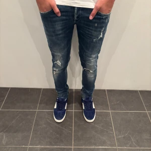 Dondup Jeans George  - Dondup Jeans George! Trendigaste jeansen på marknaden.  Skick= 9,5/10 Ny pris= 4000 kr Säljs för= 999 kr (Modellen har original slitningar från fabrik vilket är väldigt eftertraktat och populärt) 